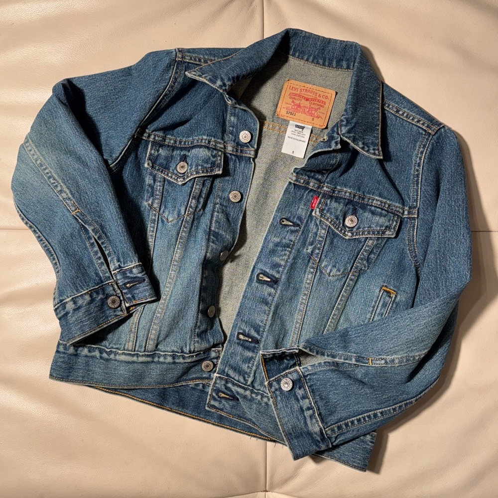 Levi's Women’s Jean Jacket Trucker Style with Shorter Silhouette and 3/4 Sleeve - Picture 8 of 15